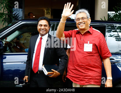 Colombo, Sri Lanka. 07 Okt, 2019. Sri Lankas Präsidentschaftskandidat und frühere Verteidigungsminister chief Gotabaya Rajapaksa Wellen zu Medien, als er auf die Wahlkommission zur Übergabe Nominierungen Papiere in Colombo, Sri Lanka, Montag, Oktober eintrifft. 7, 2019. (Foto von Saman Abesiriwardana/Pacific Press) Quelle: Pacific Press Agency/Alamy leben Nachrichten Stockfoto