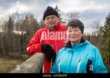 Ältere Paare tun, tägliche Bewegung durch gehen im Freien Stockfoto