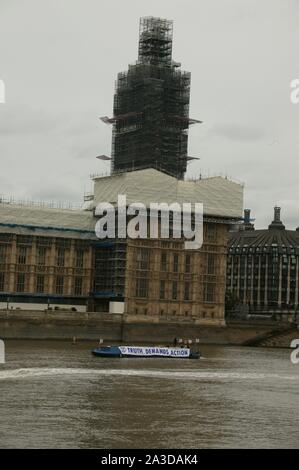 LONDON, VEREINIGTES KÖNIGREICH. 07 Okt 2019, Aussterben Rebellion schmalen Boot Protest auf der Themse vor dem Palast von Westminster, den Klimawandel zu markieren. © Martin Foskett/Knelstrom Ltd/Alamy leben Nachrichten Stockfoto