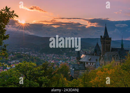 Das Schloss Wernigerode bei Sonnenuntergang. Wernigerode ist eine Stadt im Landkreis Harz, Sachsen-Anhalt, Deutschland. Stockfoto