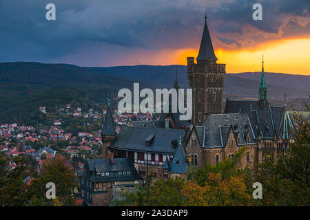 Das Schloss Wernigerode bei Sonnenuntergang. Wernigerode ist eine Stadt im Landkreis Harz, Sachsen-Anhalt, Deutschland. Stockfoto