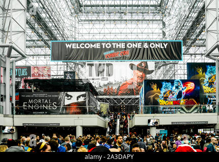 Jacob K. Javits Convention Center, New York New York - Oktober 10, 2018: Die volksmenge aus der populären New York Comic Con Konferenz. Stockfoto