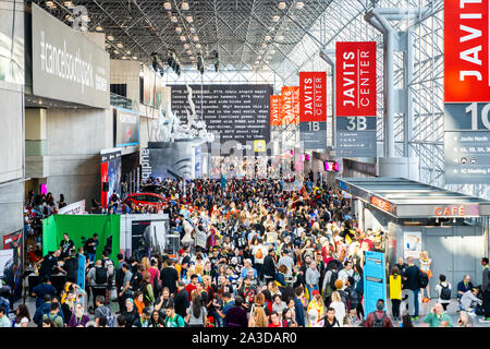 Jacob K. Javits Convention Center, New York New York - Oktober 10, 2018: Die volksmenge aus der populären New York Comic Con Konferenz. Stockfoto