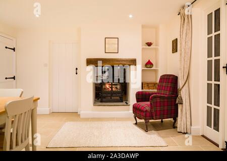 Land Home Interior, offene Raum mit Holzofen, der im Winter Stockfoto