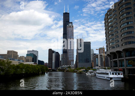 Chicago River und Willis Tower Blick vom River City South Bank Chicago Illinois Vereinigte Staaten von Amerika Stockfoto