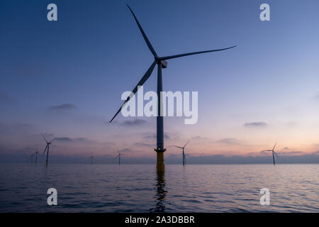 Dämmerung bricht über einige der 175 Turbinen auf dem London Array Offshore-windpark, der größte Offshore-Windpark der Welt bis 2017 Stockfoto