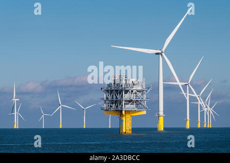 Einige der 175 Turbinen und einer der beiden offshore Unterstationen auf der London Array Offshore-windpark, der größte Offshore-Windpark der Welt bis 2017 Stockfoto