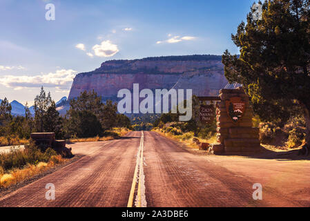 Straße und herzlich Willkommen Schild am Eingang zum Zion National Park vor Sonnenuntergang Stockfoto