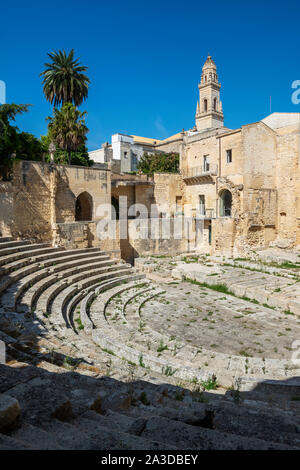 Römisches Theater (Teatro Romano) mit Lecce Glockenturm der Kathedrale in der Ferne - Lecce, Apulien (Puglia) im südlichen Italien Stockfoto