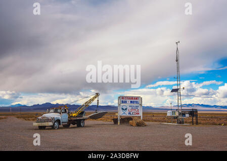 Alte Pickup Truck mit einem Objekt ähnlich UFO in Rachel, Nevada Stockfoto