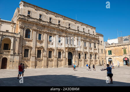 Barocke Fassade des Seminars Palace (Palazzo Del Seminario) auf der Piazza del Duomo in Lecce, Apulien (Puglia), Süditalien Stockfoto