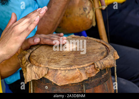 Ethnischen Trommeln in religiösen Festival in Lagoa Santa, Minas Gerais in der Nähe der Feuer verwendet, so dass das Leder dehnen und der Klang des Instruments einstellen. Stockfoto