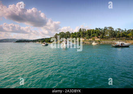 An einem sonnigen Sommertag werden Yachten in einer Bucht mit türkisfarbenem Wasser des Bosporus in Istanbul Hafen. Beykoz - Istanbul. Stockfoto