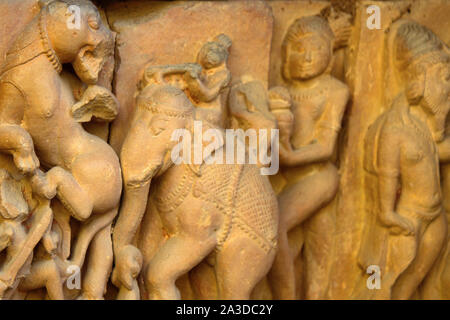 Glyptic, alto - sein Mahnmal - Tempel der Liebe in Khajuraho, Szenen aus dem Leben der indischen Herrscher der Dynastie Chandel 9. bis 11. Jahrhundert: Götter, Krieg, warri Stockfoto