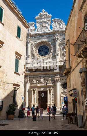 Touristen vor der Basilika von Santa Croce (Kirche des Heiligen Kreuzes) von der Piazza Castromediano in Lecce, Apulien (Puglia), Süditalien angesehen Stockfoto