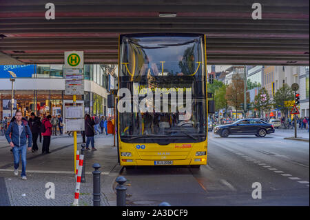 Berlin, Deutschland - 5. Oktober 2019: Bus, der im öffentlichen Nahverkehr eingesetzt wird, an einer Bushaltestelle in Berlin-Steglitz, Deutschland. Stockfoto