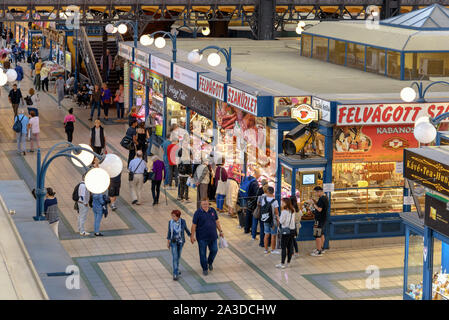 Personen Überprüfung waren eine Fleischerei in der großen Markthalle in Budapest, Ungarn Stockfoto