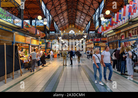 Im Mittelgang der Großen Markthalle von Budapest, Ungarn Stockfoto