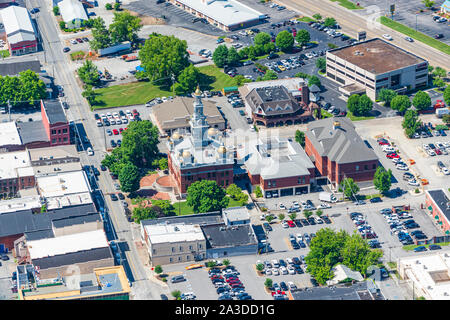 Sevierville, Tennessee, Vereinigte Staaten - 14. Juni 2019: Horizontale Luftaufnahme der neu gestaltete Sevier County Courthouse in Tennessee. Stockfoto