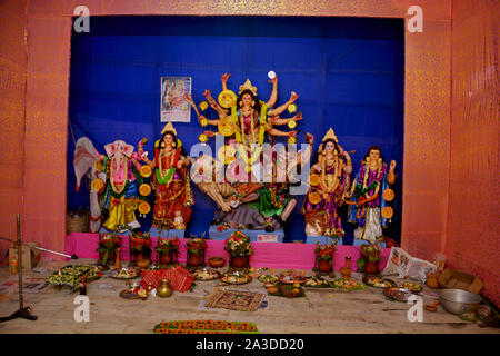 Chanda Bazar, Bongaon, West Bengal, Indien, 6. Oktober, 2019: Göttin Durga Idol an dekoriert mit Durga Puja Pandal im Dorf der ländlichen Westbengalen Stockfoto