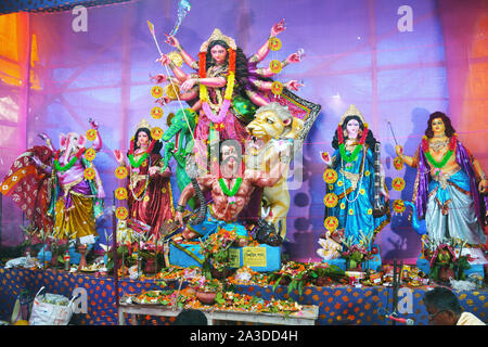 Chanda Bazar, Bongaon, West Bengal, Indien, 6. Oktober, 2019: Göttin Durga Idol an dekoriert mit Durga Puja Pandal im Dorf der ländlichen Westbengalen Stockfoto