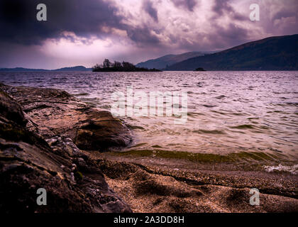 Diese Aufnahme wurde von Ross, nördlich von Sallochy Bucht, am östlichen Ufer des Loch Lomond im April 2017 übernommen. Die Insel am Horizont ist unname Stockfoto