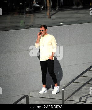 Mailand, Mario Gotze und Frau Ann Kathrin Brommel Mario Gotze, Deutscher Fußballspieler von Borussia Dortmund und der Nationalmannschaft von Deutschland, schon einen Blick auf den Straßen des Zentrums mit seiner Frau Ann Kathrin BROMMEL. Hier gehen Sie für einen langen Spaziergang durch die Straßen des Vierecks, wird ein Stop an der 'Apple' Store in der Piazza Freiheit, neue Smartphones zu versuchen, und ein Spaziergang an der Piazza Duomo, bevor es zurück zum Hotel. Stockfoto