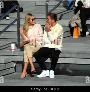 Mailand, Mario Gotze und Frau Ann Kathrin Brommel Mario Gotze, Deutscher Fußballspieler von Borussia Dortmund und der Nationalmannschaft von Deutschland, schon einen Blick auf den Straßen des Zentrums mit seiner Frau Ann Kathrin BROMMEL. Hier gehen Sie für einen langen Spaziergang durch die Straßen des Vierecks, wird ein Stop an der 'Apple' Store in der Piazza Freiheit, neue Smartphones zu versuchen, und ein Spaziergang an der Piazza Duomo, bevor es zurück zum Hotel. Stockfoto