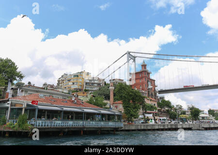 Fischrestaurants am Wasser, traditionelle Häuser mit Meerblick und Borusan Contemporary (Perili Kosk Mansion) am Bosporus an einem teilweise bewölkten Tag Stockfoto