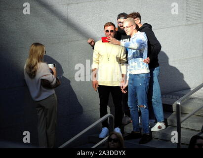 Mailand, Mario Gotze und Frau Ann Kathrin Brommel Mario Gotze, Deutscher Fußballspieler von Borussia Dortmund und der Nationalmannschaft von Deutschland, schon einen Blick auf den Straßen des Zentrums mit seiner Frau Ann Kathrin BROMMEL. Hier gehen Sie für einen langen Spaziergang durch die Straßen des Vierecks, wird ein Stop an der 'Apple' Store in der Piazza Freiheit, neue Smartphones zu versuchen, und ein Spaziergang an der Piazza Duomo, bevor es zurück zum Hotel. Stockfoto