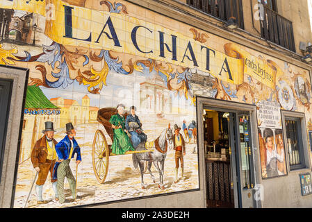 Dekofliesen außerhalb bar La Chata in der Calle Cava Baja im Viertel La Latina, Madrid, Spanien Stockfoto