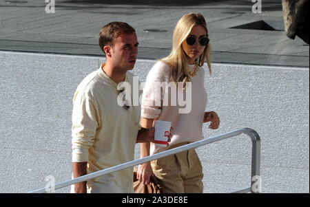 Mailand, Mario Gotze und Frau Ann Kathrin Brommel Mario Gotze, Deutscher Fußballspieler von Borussia Dortmund und der Nationalmannschaft von Deutschland, schon einen Blick auf den Straßen des Zentrums mit seiner Frau Ann Kathrin BROMMEL. Hier gehen Sie für einen langen Spaziergang durch die Straßen des Vierecks, wird ein Stop an der 'Apple' Store in der Piazza Freiheit, neue Smartphones zu versuchen, und ein Spaziergang an der Piazza Duomo, bevor es zurück zum Hotel. Stockfoto