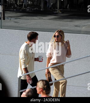 Mailand, Mario Gotze und Frau Ann Kathrin Brommel Mario Gotze, Deutscher Fußballspieler von Borussia Dortmund und der Nationalmannschaft von Deutschland, schon einen Blick auf den Straßen des Zentrums mit seiner Frau Ann Kathrin BROMMEL. Hier gehen Sie für einen langen Spaziergang durch die Straßen des Vierecks, wird ein Stop an der 'Apple' Store in der Piazza Freiheit, neue Smartphones zu versuchen, und ein Spaziergang an der Piazza Duomo, bevor es zurück zum Hotel. Stockfoto