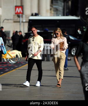 Mailand, Mario Gotze und Frau Ann Kathrin Brommel Mario Gotze, Deutscher Fußballspieler von Borussia Dortmund und der Nationalmannschaft von Deutschland, schon einen Blick auf den Straßen des Zentrums mit seiner Frau Ann Kathrin BROMMEL. Hier gehen Sie für einen langen Spaziergang durch die Straßen des Vierecks, wird ein Stop an der 'Apple' Store in der Piazza Freiheit, neue Smartphones zu versuchen, und ein Spaziergang an der Piazza Duomo, bevor es zurück zum Hotel. Stockfoto