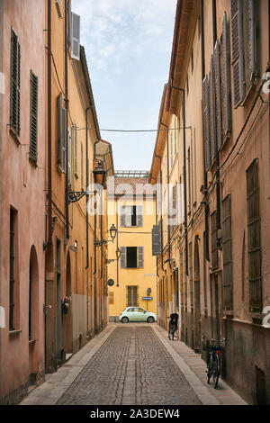 Auto und Fahrräder auf gepflasterte Gasse und alte Häuser in der Toskana geparkt Stockfoto