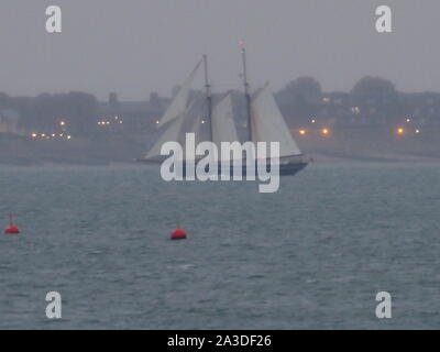 Sheerness, Kent, Großbritannien. 7. Oktober, 2019. Historische Segelschiff De Gallant gesehen segeln Vergangenheit Sheerness, Kent kurz vor Einbruch der Dunkelheit am Abend bei schlechtem Wetter vor über Nacht ankern. De Gallant ist Transport eine spezielle Ladung von Wein, Kaffee, Gewürze und mehr nach London. Es ist das erste große Cargo werden von Sail anreisen, seit den 1960er Jahren. Durch die blauen Schoner Firma Betrieben die Möglichkeit bietet, für die Verbraucher und die Produzenten ihre Waren mit der Kraft des Windes. Credit: James Bell/Alamy leben Nachrichten Stockfoto