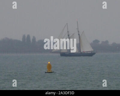 Sheerness, Kent, Großbritannien. 7. Oktober, 2019. Historische Segelschiff De Gallant gesehen segeln Vergangenheit Sheerness, Kent kurz vor Einbruch der Dunkelheit am Abend bei schlechtem Wetter vor über Nacht ankern. De Gallant ist Transport eine spezielle Ladung von Wein, Kaffee, Gewürze und mehr nach London. Es ist das erste große Cargo werden von Sail anreisen, seit den 1960er Jahren. Durch die blauen Schoner Firma Betrieben die Möglichkeit bietet, für die Verbraucher und die Produzenten ihre Waren mit der Kraft des Windes. Credit: James Bell/Alamy leben Nachrichten Stockfoto