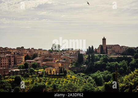 Einen malerischen Blick auf die mittelalterliche Stadt mit alten Häusern mit üppigen Bäumen umgeben in Italien Stockfoto