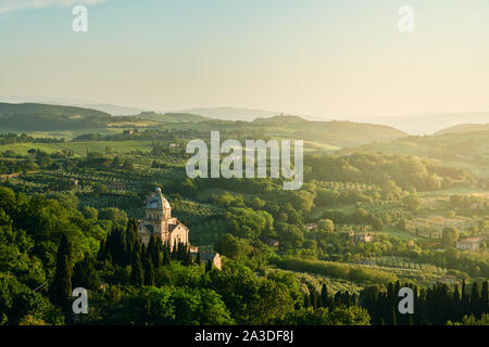 Luftaufnahme von landschaftlich reizvollen Hügel Landschaft mit grünen Wäldern Ackerland Villen und großen Kathedrale in der Region Toskana in Italien Stockfoto