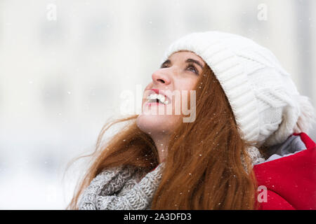 Freudige Ingwer Mädchen im Winter Kleidung suchen Stockfoto