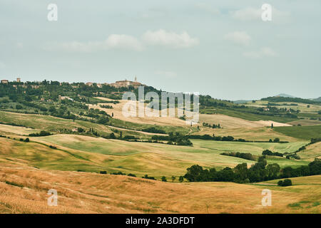 Wunderschöne Landschaft von grünen und hügeligen Tal in der Toskana Italien Stockfoto