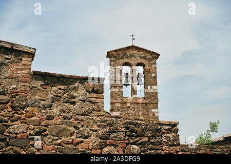 Stone Fence mit melodischem Glocken im Turm in den hellen Tag in der Toskana Italien Stockfoto