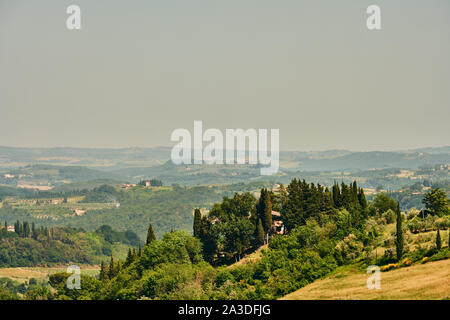Inspirational friedliche große Ansicht der Italienischen grünen Tal mit Wälder und Hügel in der Toskana Stockfoto