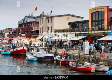 Bunte Fischerboote im alten Kanal, Alten Strom in Warnemünde, Rostock, Deutschland, Europa günstig. Stockfoto