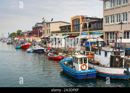 Bunte Fischerboote im alten Kanal, Alten Strom in Warnemünde, Rostock, Deutschland, Europa günstig. Stockfoto