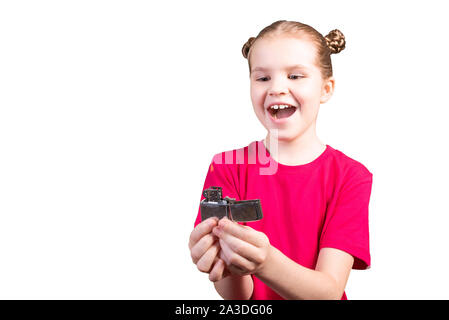 Die Mädchen spielt mit einem Feuerzeug. Und lacht freudig. Auf einem weißen Hintergrund. Stockfoto