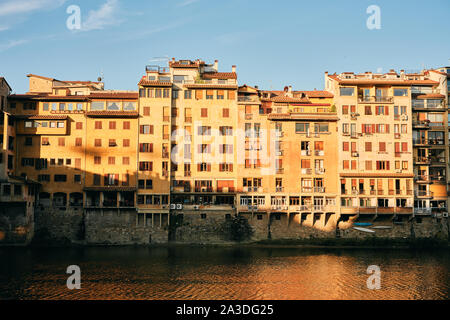 Plätschern des Wassers des Flusses in der Nähe von schäbigen alten Häuser an einem sonnigen Tag auf der Straße der Stadt in der Toskana, Italien, fließende Stockfoto