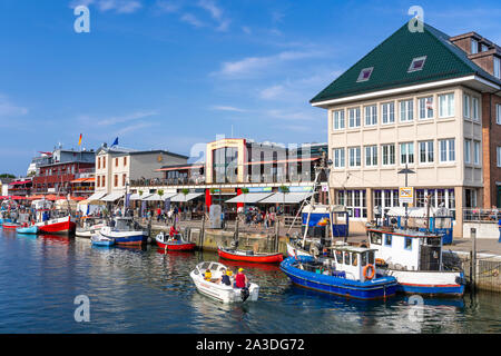 Bunte Fischerboote im alten Kanal, Alten Strom in Warnemünde, Rostock, Deutschland, Europa günstig. Stockfoto