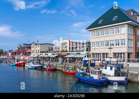 Bunte Fischerboote im alten Kanal, Alten Strom in Warnemünde, Rostock, Deutschland, Europa günstig. Stockfoto