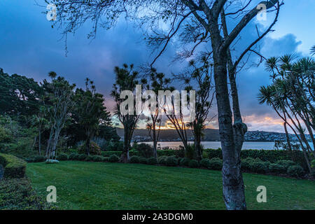 Abend Landschaft mit Bäumen und Lagune im Hintergrund Stockfoto